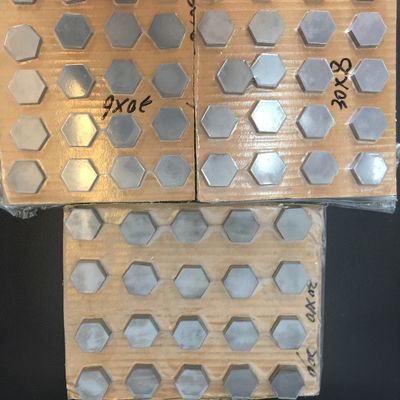 بلاط باليستي للكربيد البوروني مع أبعاد مخصصة ، كثافة 2.52g / cm3 وقسوة 3000-3300 HV للحماية السيرامية الممتازة