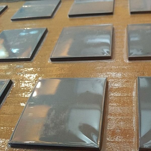 البلاط السيراميكي الكربيد السيليكوني غير المخمر بدون ضغط 50x50x8mm مع نقاء SiC ≥99.0% للصفيحة الدروعية الباليستية